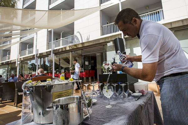 Ein Mann mischt Cocktails in einer Bar vor dem Cosmopolitan Hotel.