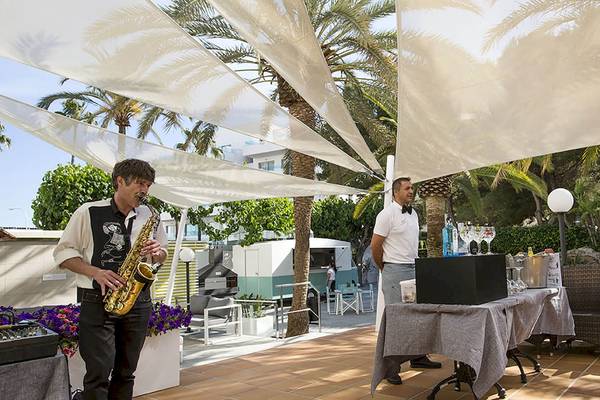 Ein Saxophonist spielt auf der Terrasse des Cosmopolitan Hotels.