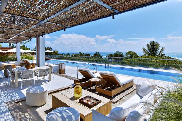 Außenpoolterrasse des 1 Hotel South Beach mit Blick auf das Meer.