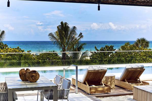 Terrasse des 1 Hotel South Beach mit Blick auf den Pool und das Meer.