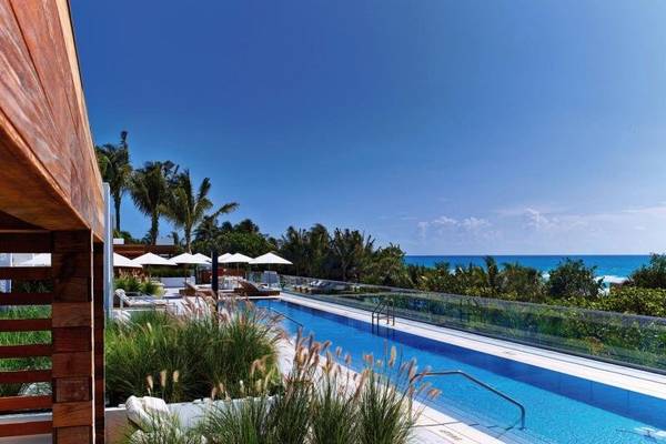 Außenpool mit Loungebereich im 1 Hotel South Beach mit Blick auf den Ozean