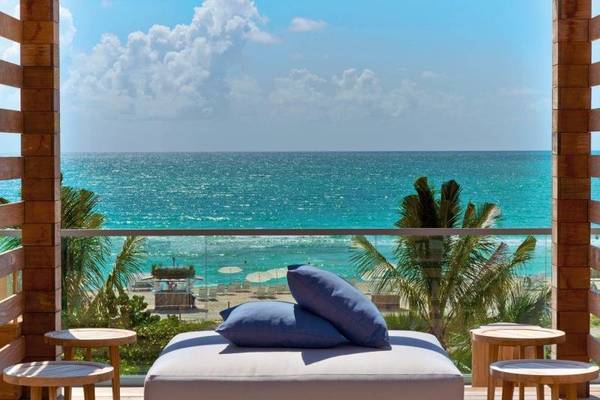 Aussicht von der Terrasse des 1 Hotel South Beach mit Blick auf den Ozean und die Palmen