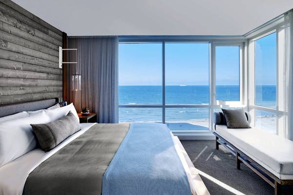 Zimmer im 1 Hotel South Beach mit Blick auf das Meer und eine bettenbank.