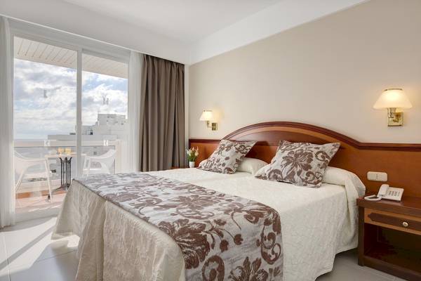 Hotelzimmer im Hipotels Flamenco mit Blick auf einen Balkon und eine Stadtansicht.