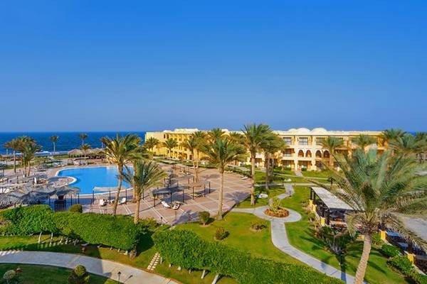Luftaufnahme des Jaz Samaya Resorts mit Pool und Meerblick