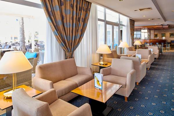 Lobbybereich des Hipotels Flamenco Hotels mit Sofas, Tischen und Lampen.