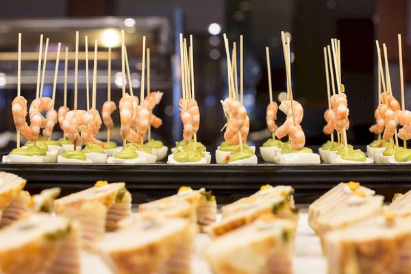 Buffet im Hipotels Flamenco mit Hummer-Spießen und Sandwiches.