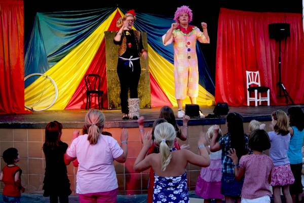 Zwei Clowns auf der Bühne im Hipotels Flamenco vor Kindern.