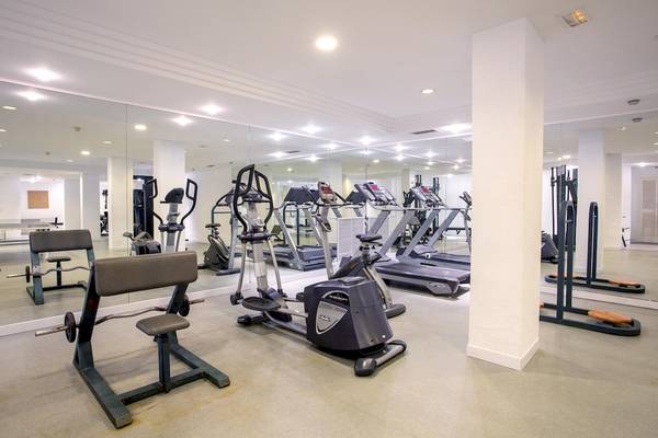 Fitnesscenter im Hipotels Flamenco Hotel mit verschiedenen Trainingsgeräten und Spiegeln