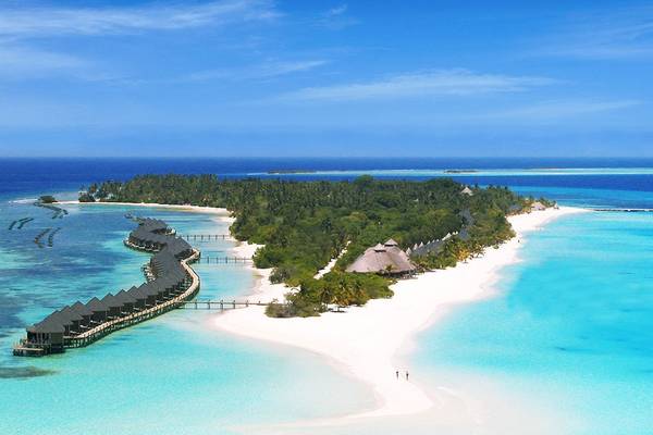 Luftaufnahme des Kuredu Island Resorts & Spa mit weißen Sandstränden und blauem Wasser.