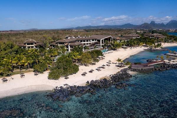 Luftaufnahme des InterContinental Resorts Mauritius mit weißen Stränden, grünen Palmen und Bergpanorama.