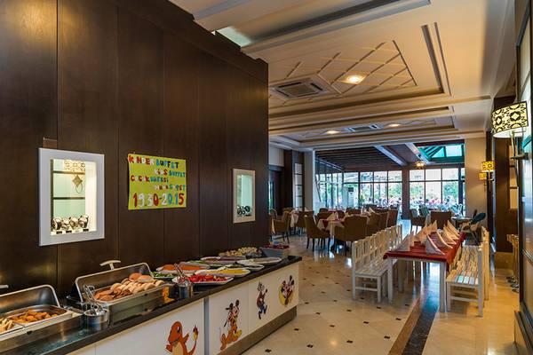 Buffetbereich im Sultan of Side Hotel mit Mickey-Mouse-Dekorationen und vielen Speisen.
