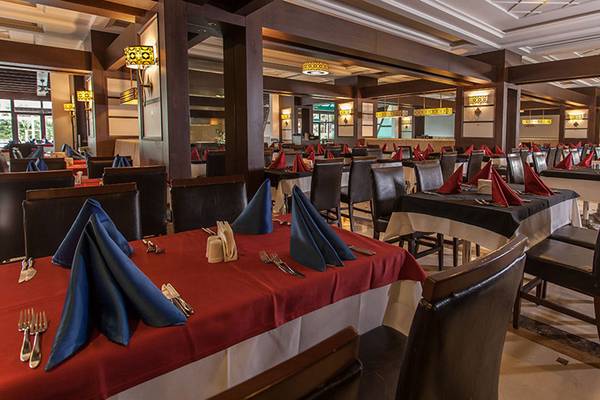 Restaurant des Sultan of Side Hotels mit eingerichteten Tischen und Stühlen.