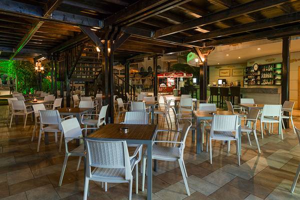Innenbereich des Restaurants im Sultan of Side Hotel mit Tischen und Stühlen.