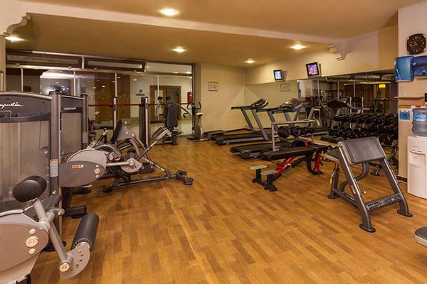 Fitnessstudio im Sultan of Side Hotel mit verschiedenen Geräten und Geräten.