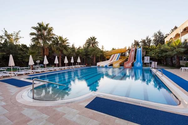 Außenpool des Sultan of Side Hotels mit Wasserrutschen und Sonnenliegen
