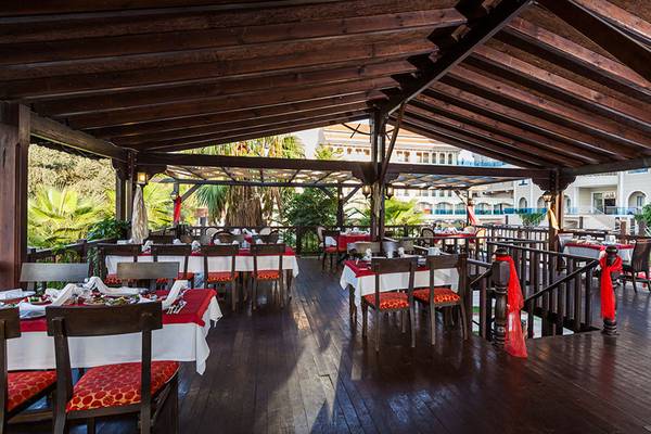 Terrasse des Sultan of Side Hotels mit gedeckten Tischen und roten Dekorationen