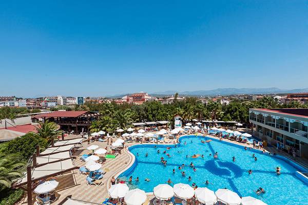 Luftaufnahme des Sultan of Side Hotels mit Pool und vielen Gästen