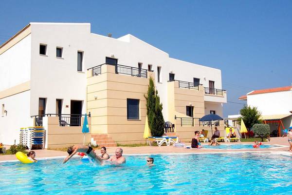 Familie schwimmt im Pool vor dem Blue Aegean Hotel & Suites