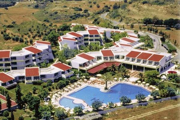 Luftaufnahme des Cathrin Hotels mit mehreren Gebäuden, rote Dächer, Swimmingpool und Tennisplatz.