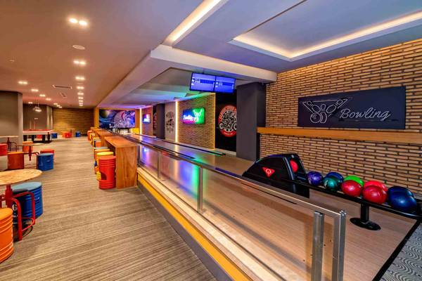 Bowling-Halle im Sidemarin Kirman Premium Hotel mit Bowlingbahnen und bunten Bowlingkugeln.