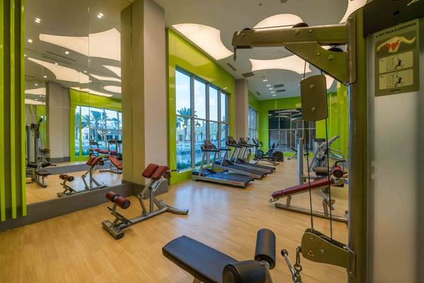 Fitnesscenter im Sidemarin Kirman Premium Hotel mit grünen Wänden und modernen Geräten.