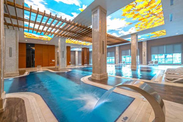 Innenpool des Sidemarin Kirman Premium Hotels mit beleuchteter Decke und Wasserstrahl