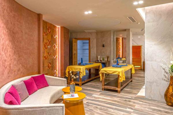 Spa-Behandlungsraum im Sidemarin Kirman Premium Hotel mit zwei Behandlungstischen und einem Sofa.