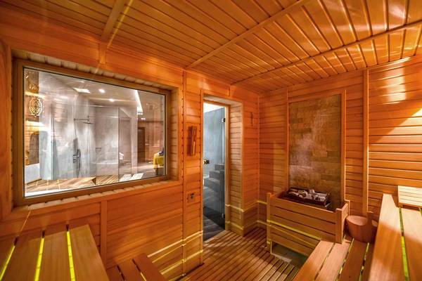 Innenansicht der Sauna im Sidemarin Kirman Premium Hotel mit Holzwänden und einem großen Fenster.