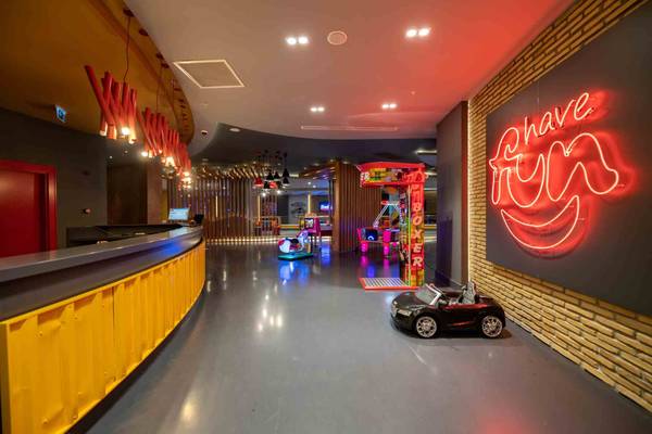 Lobby des Sidemarin Kirman Premium Hotels mit Spielgeräten und einem Auto.