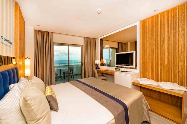 Hotelzimmer des Sidemarin Kirman Premium mit Meerblick, Bett, Schreibtisch und Fernseher.