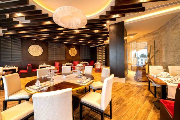 Innenansicht des Restaurants im Sidemarin Kirman Premium Hotel mit modernen Möbeln und hölzerne Böden.