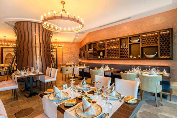 Innenansicht des Restaurants im Sidemarin Kirman Premium mit gedeckten Tischen, modernen Möbeln und dekorativen Kronleuchtern.