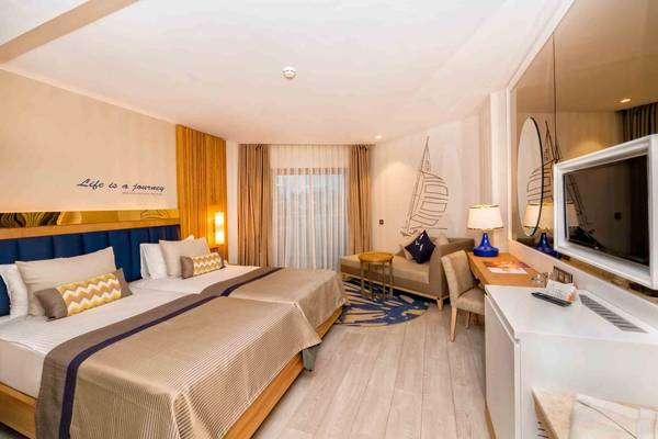 Doppelbett-Zimmer im Sidemarin Kirman Premium Hotel mit Dekor und Möbeln.