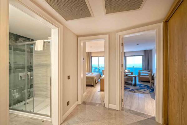 Innenansicht des Sidemarin Kirman Premium Hotels mit gefliestem Boden und Meerblick.