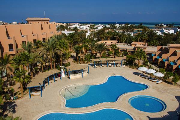Luftaufnahme des LABRANDA Club Paradisio El Gouna Resorts mit Swimmingpool und Sonnenliegen.