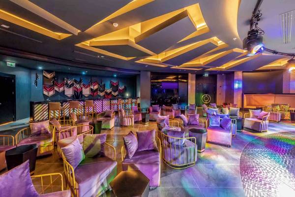 Loungebereich im Sidemarin Kirman Premium Hotel mit goldenen Deckenelementen und violetten Sofas.