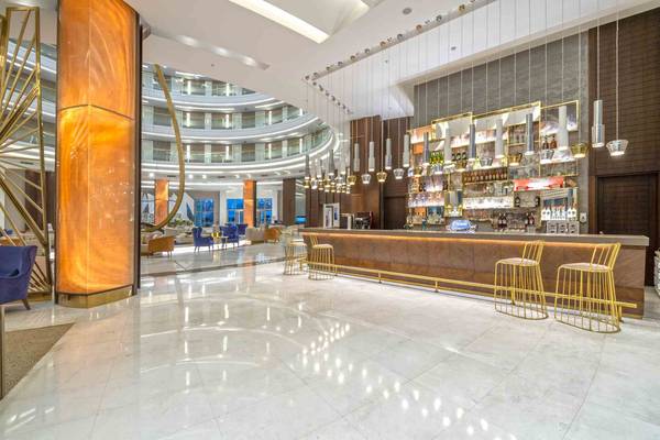 Empfangsbereich eines Hotels mit einer Bar und modernen Möbeln.