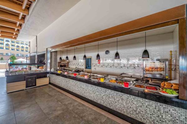Buffetbereich im Sidemarin Kirman Premium Hotel mit verschiedenen Speisen auf großen Platten.
