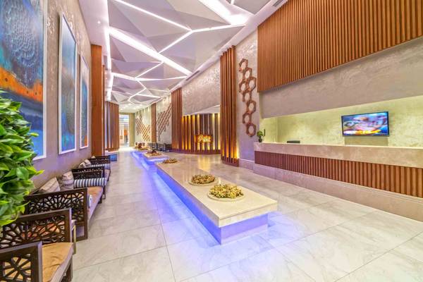 Hotellobby des Sidemarin Kirman Premium mit gemusterten Wänden und Beleuchtung.