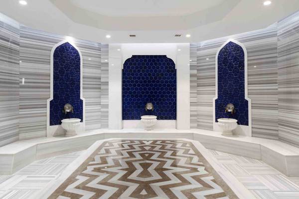 Saunabereich im Sidemarin Kirman Premium Hotel mit weißen und blauen Marmorwänden und Inlays.