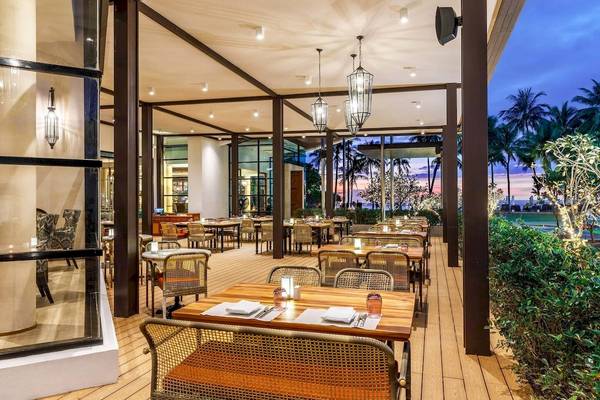 Restaurantterrasse des JW Marriott Khao Lak Resort & Spa mit Blick auf den Ozean