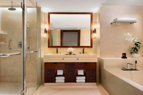 Badezimmer im JW Marriott Khao Lak Resort & Spa mit Doppelwaschbecken, Badewanne und Dusche.