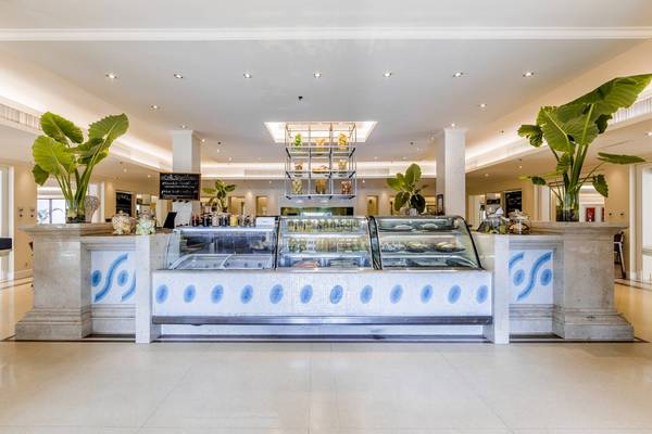 Innenbereich des JW Marriott Khao Lak Resort & Spa mit modernem Design und blauen Mustern.