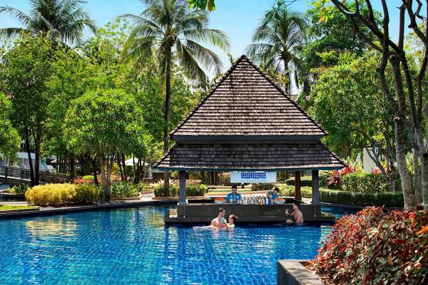 Poolbar im JW Marriott Khao Lak Resort & Spa mit Gästen und Barkeepern