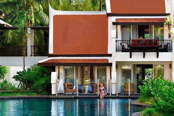 Ein Blick auf das JW Marriott Khao Lak Resort mit einer Frau im Pool.