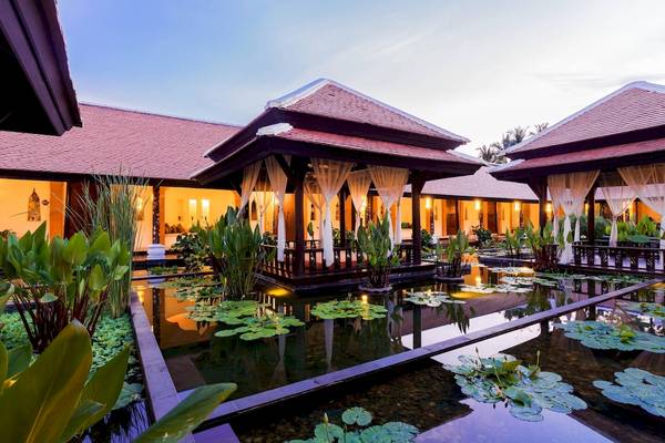 Außenansicht des JW Marriott Khao Lak Resorts mit Garten und Teich