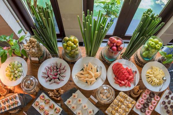 JW Marriott Khao Lak Buffet mit verschiedenen Gerichten und Früchten.