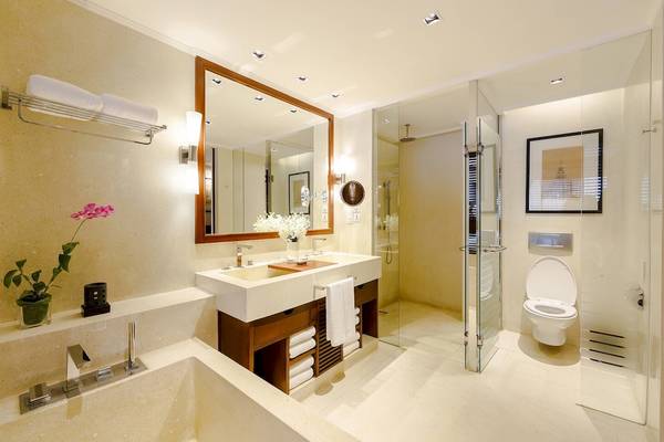 Badezimmer im JW Marriott Khao Lak Resort & Spa mit Doppelwaschbecken, Badewanne, Glasdusche und Toilette.