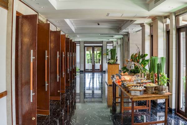 Eingangsbereich des JW Marriott Khao Lak Resort & Spa mit dunklem Marmorboden und offenen Türen